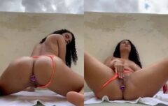 Morena irresistível exibindo plug no cuzinho enquanto se exibe nua