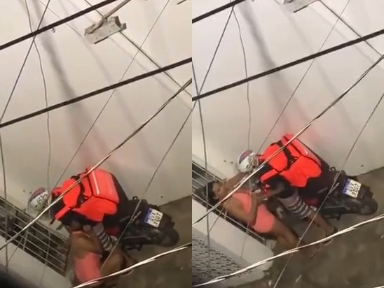 Morena safada fazendo um boquete gostoso no entregador em flagrante amador