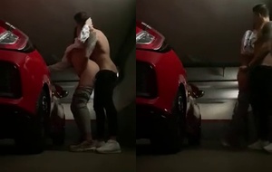 Morena sensual dando a buceta na garagem do prédio com gemidos altos