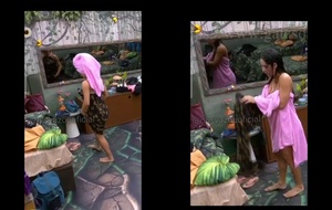 Morena sensual exibindo os peitos e a bunda empinada no reality