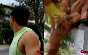 Puta safada dando a buceta no meio da rua e gemendo de tesão
