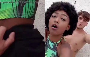 Rainha de bateria safada exibindo a buceta em beco da favela, gemendo alto enquanto é comida