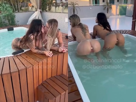 Gostosas peladas na piscina com cuzinho plugado