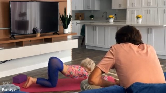 Loira deliciosa arrebitando o rabo e levando rola no cuzinho com tesão