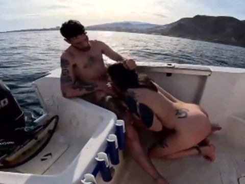 Morena rabuda cavalgando gostoso no pau duro na lancha até gemer alto